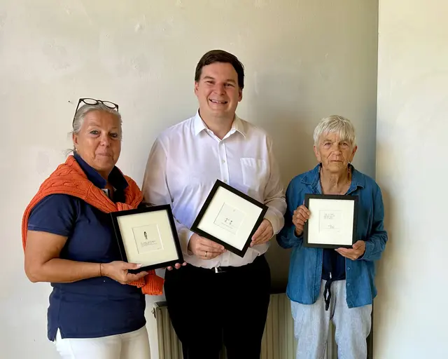 Elisabeth Plank, Florian Pacher und Carolyn Köfer mit Werken von Jörg Pagger in der Galerie ZUGänglicheKUNST. | Foto: FPÖ Pörtschach