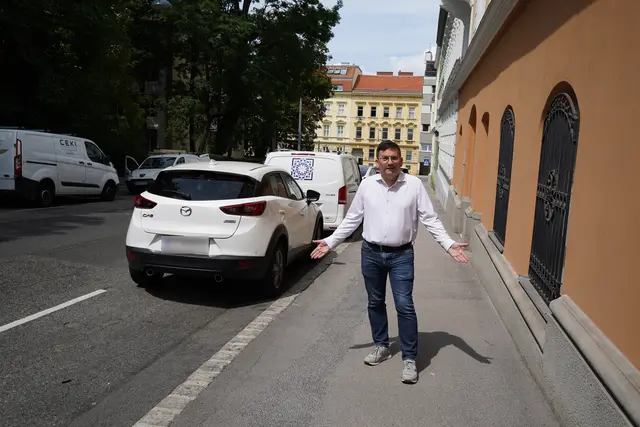 Bei der Schwenkgasse wurde der Gehsteig "verbreitert", indem man die Parkspuren mehr in die Mitte der Straße setzt.  | Foto: BV 12