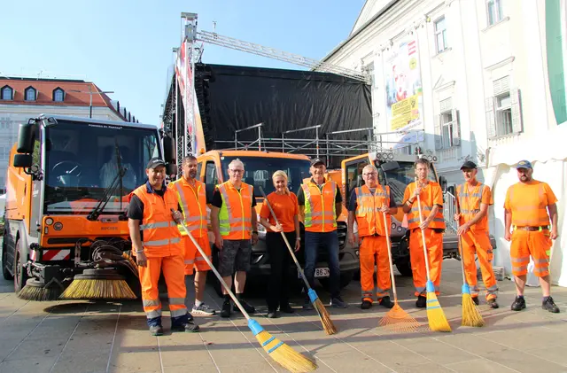Entsorgungsreferentin Stadträtin Sandra Wassermann BA bedankt sich bei den städtischen Mitarbeitern, die beim Altstadtzauber im Reinigungseinsatz stehen. | Foto: StadtKommunikation/Spatzek
