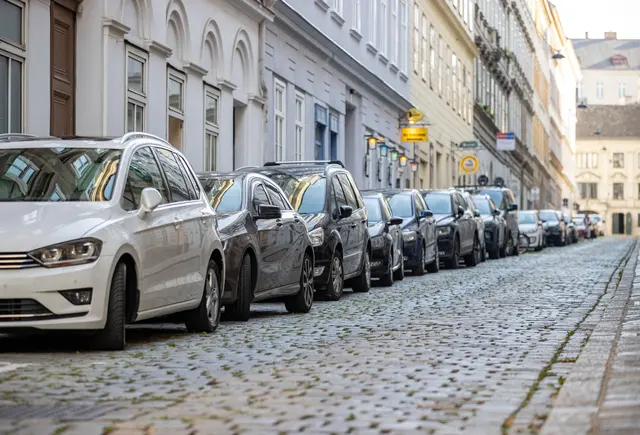 Eine neue Umfrage zeigt, dass Autofahrerinnen und Autofahrer sich mehr Parkplätze für Anrainerinnen und Anrainer wünschen. (Archiv) | Foto:  Tobias Steinmaurer / picturedesk.com