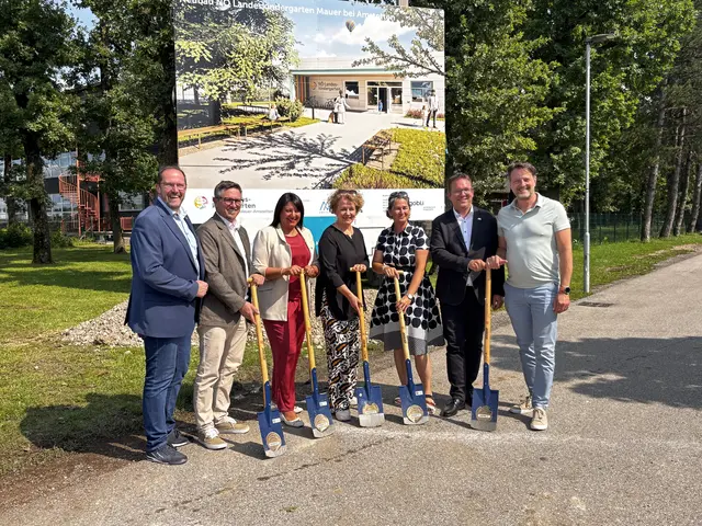 Vizebürgermeister Markus Brandstetter, Ortsvorsteher Manuel Scherscher, Stadträtin Elisabeth Asanger, Landesrätin Christiane Teschl-Hofmeister, Kindergartenleiterin Michaela Hofmarcher Bürgermeister Christian Haberhauer, Vizebürgermeister Gerhard Riegler | Foto: Dietl-Schuller