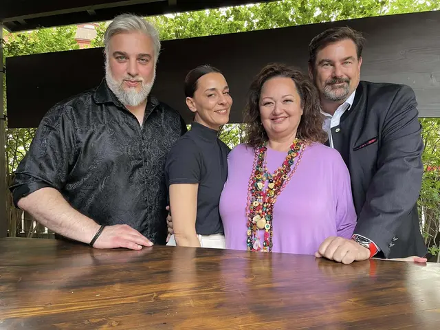 Georgij Makazaria, Edita Malovcic, Tini Kainrath und BM Stefan Steinbichler. | Foto: Andreas Novotny