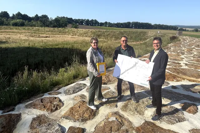 Den Hochwasserschutz in Mold besichtigte Landtagsabgeordneter Franz Linsbauer mit Bürgermeister Wolfgang Schmöger und Vize Anita Mailer. | Foto: Herbert Gschweidl