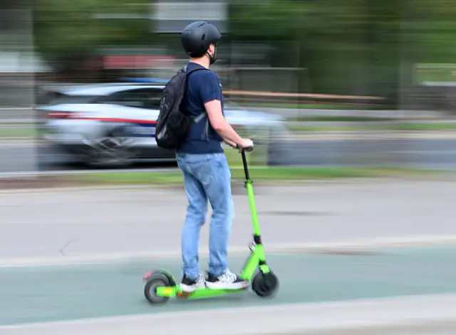 Der Beschuldigte versuchte auf einem E-Scooter vor der Polizei zu fliehen. (Symbolbild) | Foto: Roland Schlager / picturedesk.com