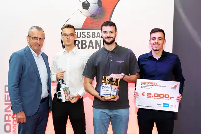 OÖFV-Präsident Gerhard Götschhofer, SVU-Sportchef-Stellvertreter Michael Hofer, Torjäger Maximilian Weberndorfer und Innenverteidiger Marco Sageder (v.l.n.r). | Foto: Cityfoto/Haidinger