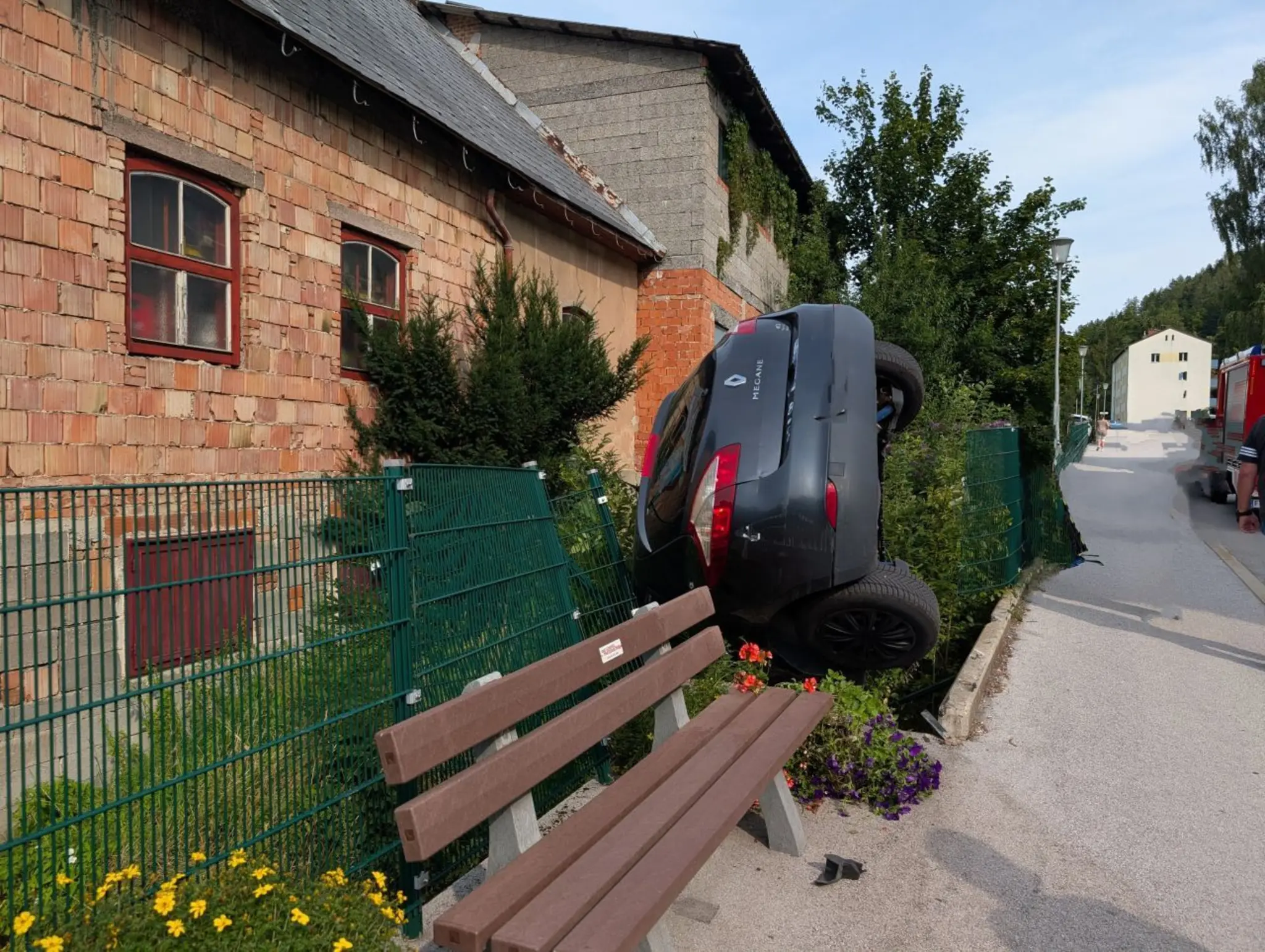 Autofahrer-kam-von-der-Stra-e-ab
