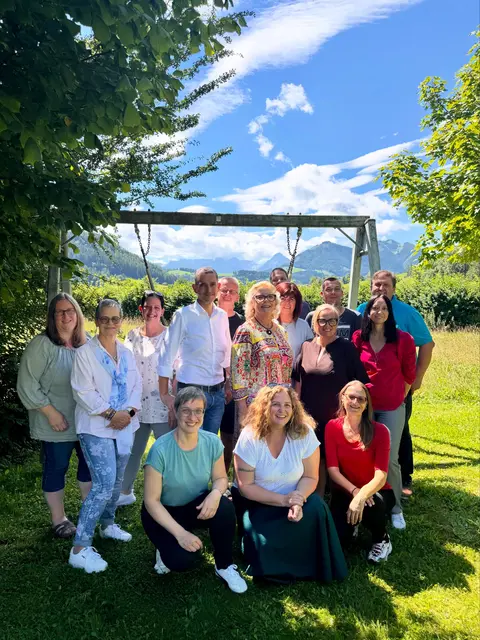Die Mitglieder der Betriebsrätegemeinschaft Hilfswerk Österreich bei ihrer Klausur im Bezirk Kirchdorf mit Blick auf die Berge des Nationalparks Kalkalpen.
 | Foto: Betriebsrätegemeinschaft Hilfswerk Österreich 