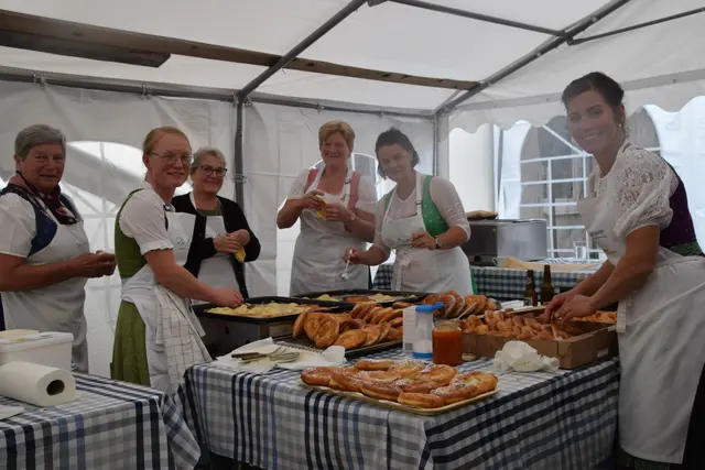 Die Bäuerinnen Maria Teufel, Karin Reingruber, Franziska Paumann, Maria Latschbacher, Birgit Pöchacker und Andrea Helmel sorgten beim 23. Krapfen-Kirtag in Lunz am See für ein süßes "Verwöhn-Programm". | Foto: Barbara Teufel/die Bäuerinnen Lunz am See