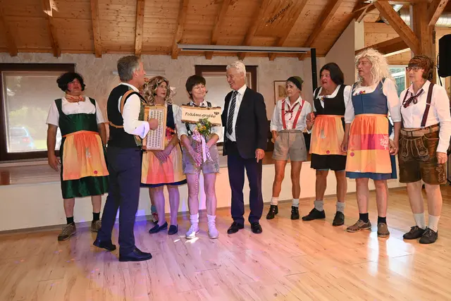 Siegfried Hinterberger, der Seniorenbund-Obmann in Ramingstein, feierte am Jagglerhof seinen 80. Geburtstag. Zu seiner großen und freudigen Überraschung hatte sich aus diesem Anlass auch die Kegelrunde des Seniorenbundes verabredet, um ihm eine Überraschung zu bereiten. Die Runde trat als Volkstanzguppe auf. | Foto: Simone Buchsteiner