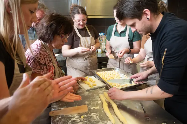 Unter Anleitung von 2-Hauben Koch Bernhard Zimmerl wurden die Knollen gemeinsam in köstliche Waldviertler Erdäpfelknödel mit Eierschwammerlragout, Gnocchi mit Ruccola Pesto und klassische Waldviertler Mohnnudeln verwandelt. | Foto: Waldviertel Tourismus/Franz Kuben