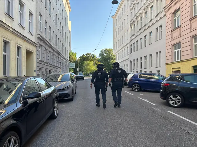 Laut einer Polizeisprecherin läuft gegen 17.15 Uhr ein Einsatz des Landeskriminalamtes (LKA) Wien. Mehr Informationen konnte man nicht preisgeben. | Foto: Sarah Marie Piskur/MeinBezirk