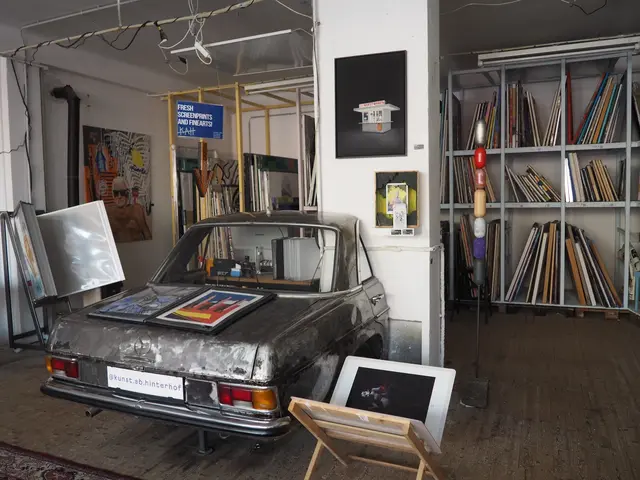 Der Showroom von "Kunst ab Hinterhof" in der Kuffnergasse 7 lädt freitags von 12-19 Uhr und samstags von 12-18 Uhr zum Stöbern ein. | Foto: Julia Gaiswinkler