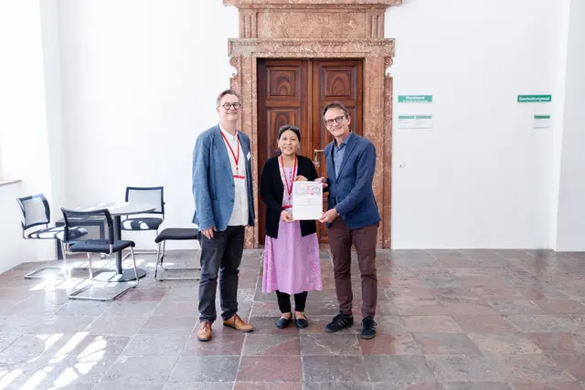 Rektor Bernhard Fügenschuh (re. im Bild einer Vertreterin der Benares Hindu University aus Indien und Martin Rötting, Leiter Religious Studies) unterzeichnete das Kooperationsabkommen am vergangenen Dienstag und betonte dabei die strategische Bedeutung der Partnerschaft für die Universität Salzburg und ihre internationale Positionierung. | Foto: Kay Müller