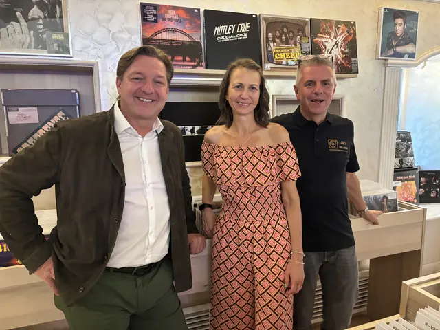 Jochen "Joe" Jakopitsch (rechts) mit Ehefrau Martina und Bürgermeister Günther Albel bei der inoffiziellen Eröffnungsfeier von Joe's Vinyl Garage. | Foto: MeinBezirk.at