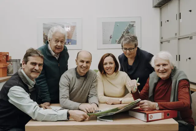 Das historische Dokument wurde dem Alpenverein Sektion Hallein übergeben. Im Bild die Vorstandsmitglieder des ÖAV-Ortsgruppe Hallein. | Foto: Foto: AV
