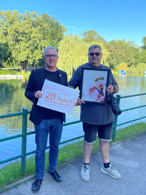 Biosphärenpark-Direktor Andreas Weiß gratuliert Thomas Wagner aus Baden (rechts im Bild) zum 1. Platz des Jubiläumsfotowettbewerbes "Naturschätze im Detail". Neben dem Hauptpreis, ein Fotoworkshop mit Naturfotograf Norbert Novak, gab es als Geschenk das gerahmte Siegerfoto "Biene auf Marillenblüte". | Foto: BPWW