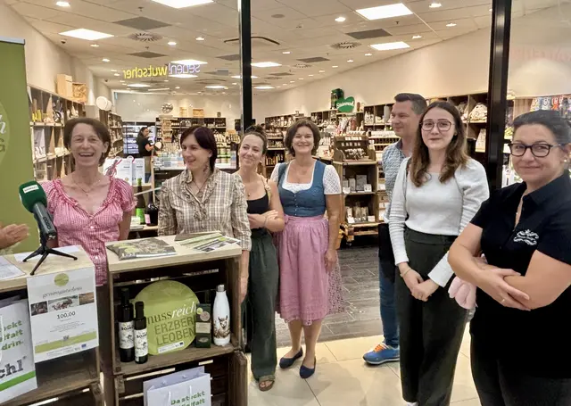 Obfrau Isabella Nömayer (l.) vom GenussReich-Netzwerk regionaler Erzeuger freute sich, die Gutscheine im 'sFachl im LCS Leoben präsentieren zu können.  | Foto: MeinBezirk/Laura Jung