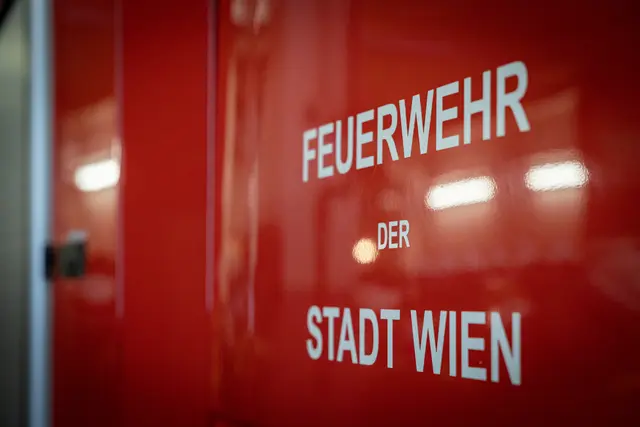 Feuerwehreinsatz: Bei einem Verkehrsunfall in Döbling krachte ein Fahrzeug gegen die Mauer einer S-Bahn-Überführung. (Symbolbild) | Foto: Gilbert Novy / KURIER / picturedesk.com