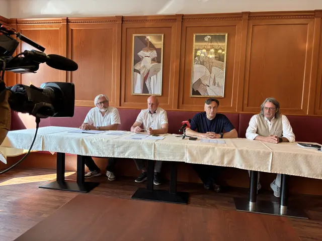 Die Ortschefs von Jennersdorf, Eltendorf, Bad Sauerbrunn sowie der Vizechef von Parndorf nahmen am Donnerstag Stellung zu den ins Stocken geratenen Gemeindepaket-Verhandlungen. | Foto: Tscheinig
