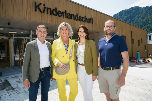 Vizebürgermeister Rudolf Huber, Bürgermeisterin Eveline Huber, Landeshauptfrau Karoline Edtstadler und Bautechniker Erich Rieser von der Stadtgemeinde St. Johann (v. l.). | Foto: M. Horn