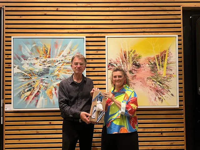 Stadträtin Isabell Lichtenberger (rechts) eröffnete die Vernissage von Josef Kovacs (links) im Weinwerk. | Foto: Stadtgemeinde Neusiedl am See