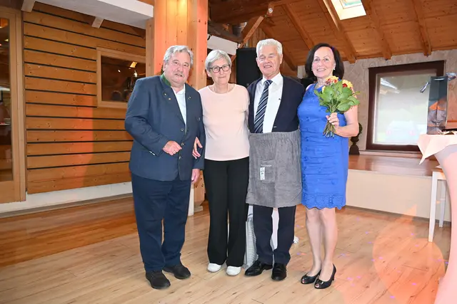 Bei der Gratulation von Ramingsteins Ehrenbürger Hans Bogensberger (li.). Das Geschenk für Siegfried Hinterberger (2. v. re.) war ein "Saunakilt". | Foto: Simone Buchsteiner