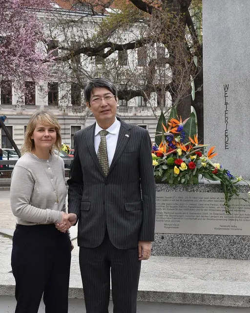 Bezirksvorsteherin Stefanie Lamp (SPÖ) und der japanische Botschafter, Kiminori Iwama, vor dem Hiroshima Denkmal am Richard-Wagner-Platz.  | Foto: BV 16