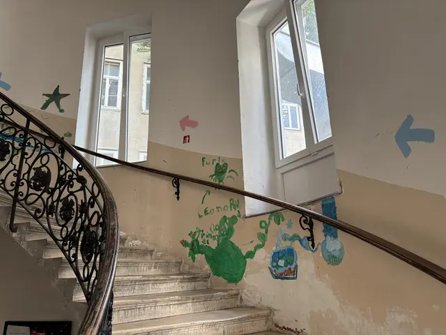 Das Stiegenhaus am Elterleinplatz 8 wurde von den Kindern der Gruppe bunt bemalt. Stören würde das jetzt keinen mehr.  | Foto: Ipirotis/MeinBezirk