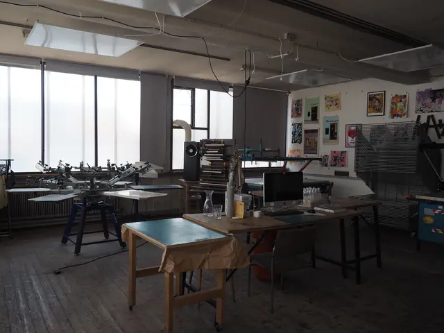 Durch eine In-House-Siebdruckmaschine werden bei "Kunst ab Hinterhof" auch eigene Drucke hergestellt. | Foto: Julia Gaiswinkler