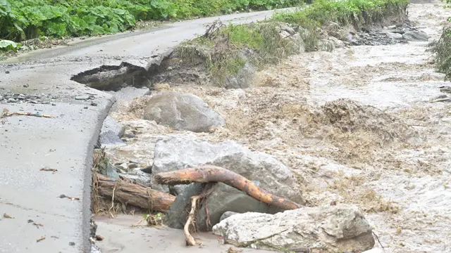 Straßen wurden unterspült und zerstört. | Foto: Norbert Ortner