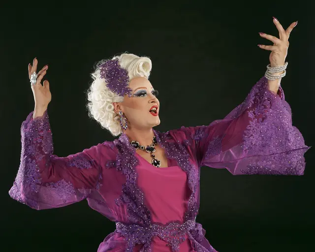 Glamourös: aus ihrer "glitzernden Schublade" holt Dragqueen Gigi La Pajette immer wieder neue Ideen und Formate hervor.  | Foto: Elfriede Pöttgen