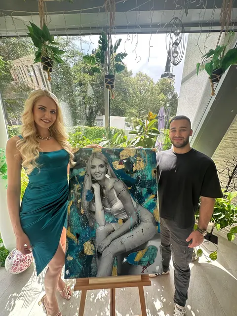 Miss Europe Beatrice Turin und Künstler Philipp Lepik bei der Enthüllung des neuen Gemäldes. | Foto: H. Turin