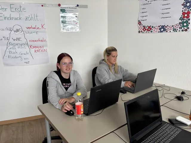 Im Bewerbungsbüro bekommen die 15- bis 24-Jährigen Unterstützung bei Lebenslauf und Vorstellungsgesprächen | Foto: Lauren Seywald / MeinBezirk