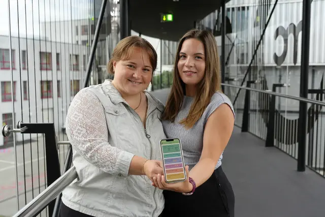 Jette Lange (links) und Jacqueline Ludwig (rechts) wollen pflegende Angehörige und 24-Stunden-Betreuer besser vor Hitzebelastungen schützen. | Foto: IMC Krems