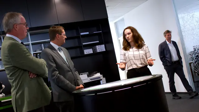 Sonja Bruckner, Researcher and Software Engineer beim Software Competence Center Hagenberg, gibt Wissenschafts-Landesrat Stephan Pernkopf aus NÖ (l.) sowie Wirtschafts- und Wissenschafts-Landesrat Markus Achleitner aus OÖ (2.v.l.) einen Crashkurs zum Thema Quantencomputing. | Foto: MeinBezirk/Justin Pröll