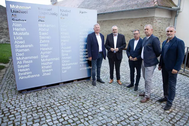 Der ehemalige LKA-Leiter Oberst Ernst Schuh mit Landeshauptmann Hans Peter Doskozil, Burgkoordinator Norbert Darabos, Christian Rosenich vom Landeskriminalamt Burgenland und Bürgermeister Markus Szelinger bei der Memory Box auf der Friedensburg Schlaining.  | Foto: Landesmedienservice Burgenland / Daniel Fenz