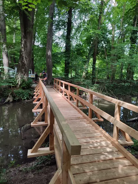 Der frisch sanierte Weißenbachsteg bietet Fußgängern und Läufern wieder sicheren Halt. | Foto: Tourismusverband Hausruckwald