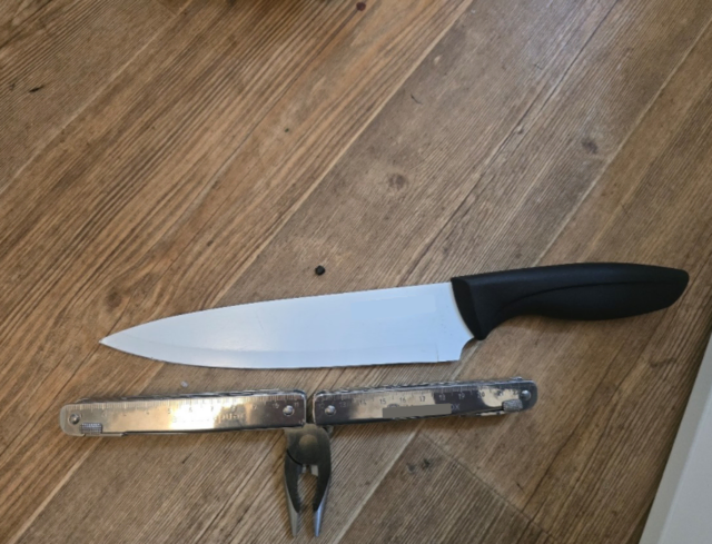 Ein aggressiver und schreiender Mann wurde nach einer Messerdrohung in einem Favoritner Mehrparteienhaus am Donnerstagnachmittag festgenommen. | Foto: LPD Wien