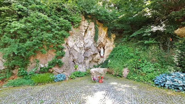 In der Naturfelswand befindet sich die Statue der Lourdes-Madonna, rechts unterhalb die der heiligen Bernadette Soubirous und ...
 | Foto: © Silvia Plischek