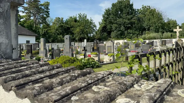 Ein 53-jähriger Ahnenforscher aus Frankfurt am Main und seine 53-jährige Ehegattin führten am 7. August am Friedhof in Oberhautzental, Bezirk Korneuburg, Nachforschungen durch. | Foto: DOKU-NÖ