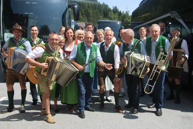 Die Stoanis und die Hafendorfer spielten beim Geburtstag von Jochen Schwarz in Gasen auf. | Foto: MeinBezirk/Hofmüller