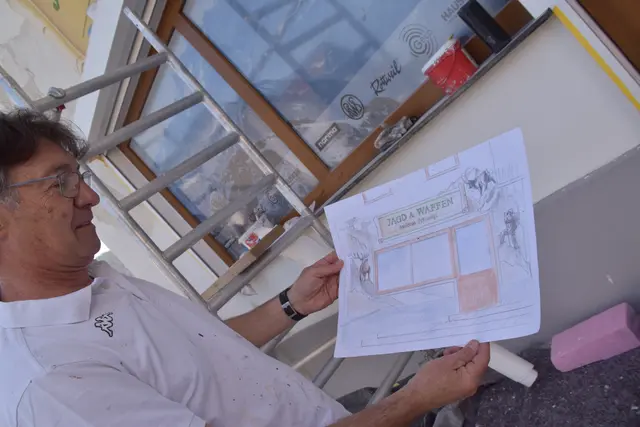 Von der Skizze auf die Wand: Im Entwurf war noch ein Jäger sichtbar, der Kunde wollte hier lieber einen balzenden Auerhahn.