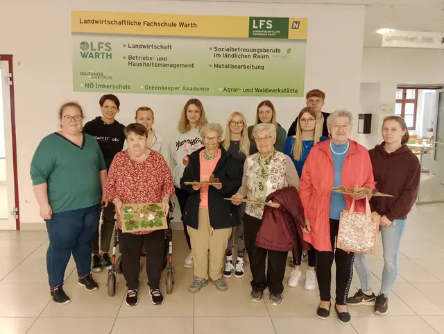 Fachlehrerin Katrin Huber (links), PBZ-Mitarbeiterin Esther Ziegler (2.v.l.) mit den Seniorinnen und den Schülerinnen | Foto: LFS Warth