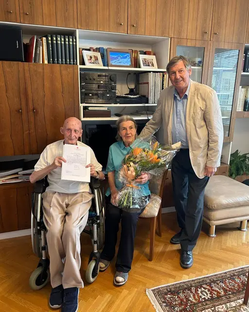 Bezirksvorsteher Erich Hohenberger (SPÖ) gratulierte Otto und Erna Vanura zur Juwelen-Hochzeit.  | Foto: BV3
