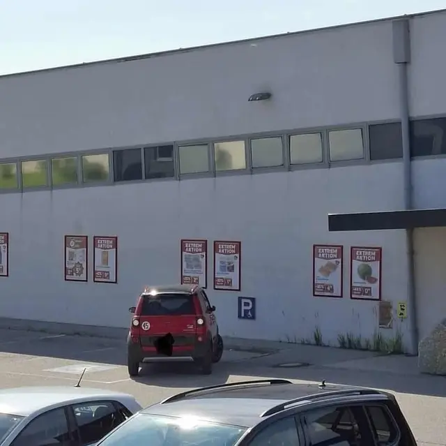 Kunstparker der Woche – gesichtet von einer MeinBezirk Leserin auf einem Parkplatz eines Lebensmittelgeschäftes im Bezirk Zwettl. | Foto: privat