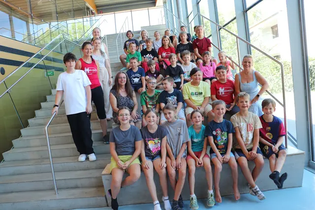 Beatrix Hütter (stehend, 2.v.u.) organisierte mit ihrem Team ein vielseitiges Sommercamp für 30 Kinder in Kalsdorf. | Foto: Edith Ertl