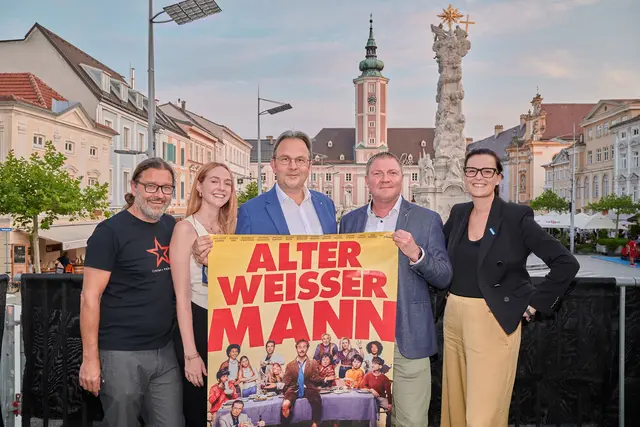 Beim Open-Air-Kino in St. Pölten: Christoph Wagner (Projektleiter Cinema Paradiso), Celina Zeiner (Werbung &amp; Öffentlichkeitsarbeit), Siegfried Ganzberger (Leiter Region St. Pölten), Peter Redlingshofer (Leiter Region Mostviertel) und Vorstandsdirektorin der Sparkasse Bettina Sax. | Foto: Sparkasse NÖ Mitte West