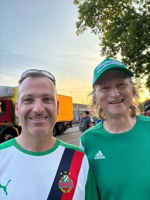 Martin (l.) und Michael (r.) kamen aus der Landstraße und Liesing zum Spiel.  | Foto: Roland Weber/RMA
