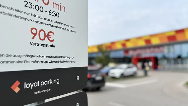Bei Parkzeitüberschreitung drohen saftige Strafen – das ist auf zahllosen Schildern am Parkplatz des Einkaufszentrums festgehalten. | Foto: MeinBezirk OÖ