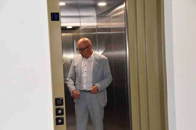 Der Bürgermeister testet den Lift. | Foto: Michael Strini